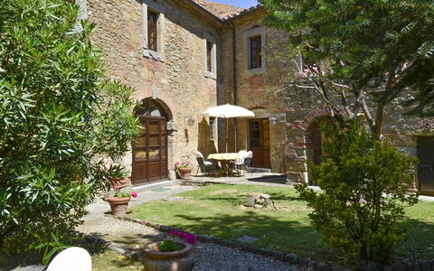 San Pietro: Plant, Building, Window, Flowerpot, Road Surface, Tree, Land Lot, House, Grass, Shade