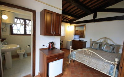 Nr. 9: Room, Property, Furniture, Bed, Building, Bedroom, House, Interior Design, Ceiling, Floor