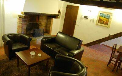 Nr.6: Room, Property, Furniture, Building, Interior Design, Public Space, Living Room, Waiting Room, Table, Lobby