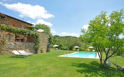 Podere Orietta: Property, Building, House, Natural Landscape, Estate, Real Estate, Villa, Swimming Pool, Grass, Backyard