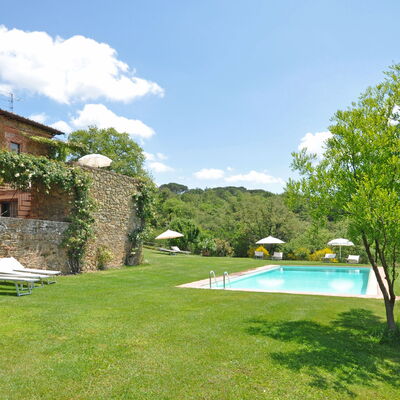 Podere Orietta: Property, Building, House, Natural Landscape, Estate, Real Estate, Villa, Swimming Pool, Grass, Backyard