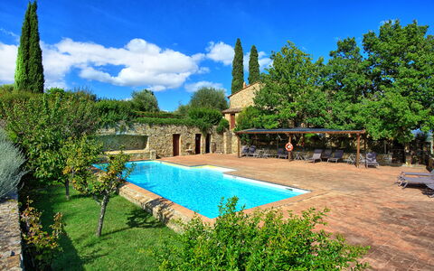 Brunello: Plant, Sky, Water, Cloud, Property, Building, Azure, Botany, Tree, Swimming Pool