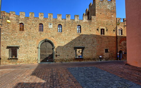 Certaldo: Fortification, Medieval Architecture, Wall, Building, Landmark, Castle, Architecture, Sky, Historic Site, History