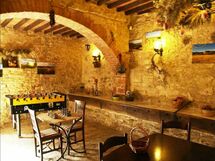 Accommodation:&nbsp;Alice