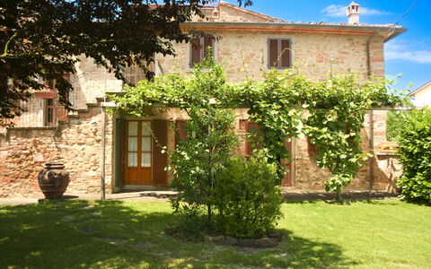 Pozzonovo: Wall, Shrub, Garden, Brick, Backyard, Yard, Shade, Courtyard, Flowerpot, Farmhouse