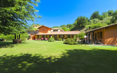 Le Balze: Grass, House, Shrub, Landscape, Residential Area, Estate, Roof, Cottage, Home