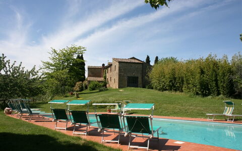 Agriturismo Bevignano: Cloud, Sky, Plant, Water, Building, Azure, Natural Landscape, Tree, Land Lot, Grass