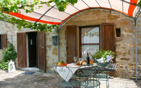 San Eusebio: Plant, Building, Window, Property, Table, Shade, Leaf, Door, Chair, Wood