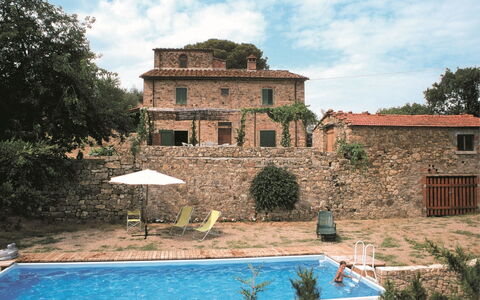 Casa Rossa: Water, Plant, Cloud, Sky, Building, Nature, Tree, Swimming Pool, Window, Residential Area
