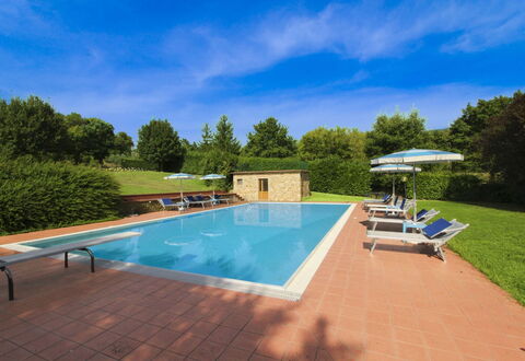 Casale Lorenzo: Tree, Plain, Land Lot, Lawn, Garden, Estate, Meadow, Landscaping, Yard, Farmhouse