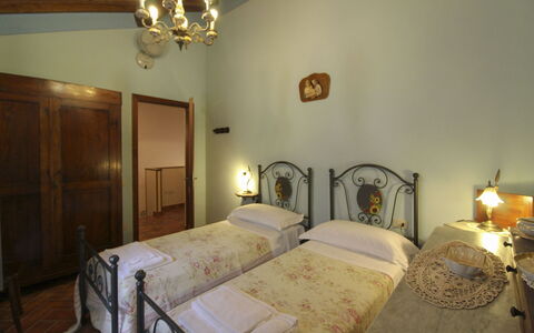 Agriturismo Ca di Vestro: Wall, Interior Design, Furniture, Ceiling, Bedroom, Floor, Bed, Flooring, Room, Lighting