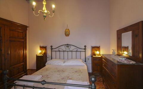 Agriturismo Ca di Vestro: Furniture, Interior Design, Bedroom, Bed, Wood, Flooring, Floor, Ceiling, Room, Drawer