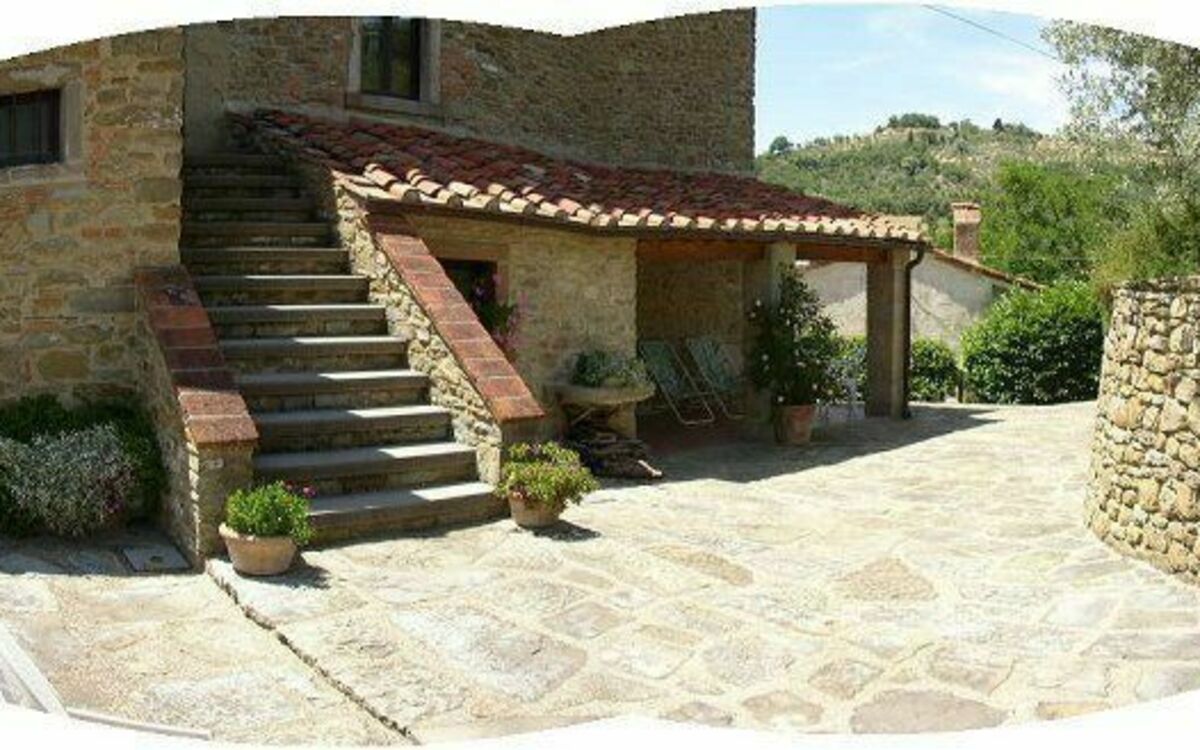 Villa Polvano Picchio 1 - the entrance and the terrace