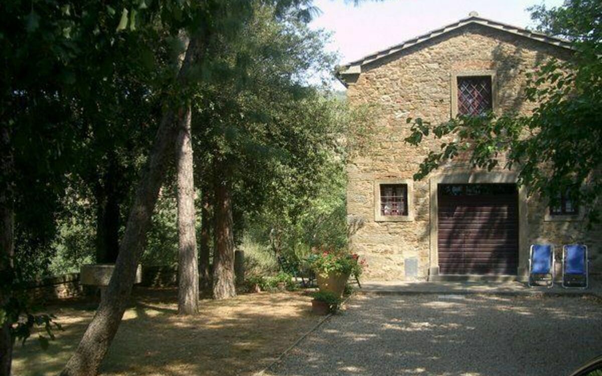 Villa Polvano Granaio - the garden in front of the house