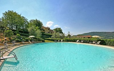 Fattoria i Ciliegi: Swimming Pool, Property, Resort, Vacation, Leisure, Water, Real Estate, Summer, House, Resort Town