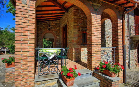 Casale Ambra: Property, Building, Arch, Real Estate, House, Home, Architecture, Brick, Porch, Brickwork