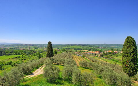 Villa Roberto: Sky, Nature, Vegetation, Green, Hill, Natural Landscape, Tree, Horizon, Rural Area, Grass