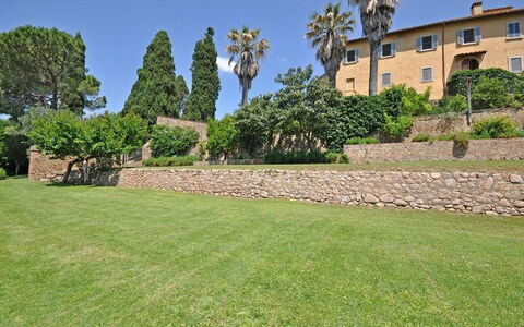 Il Principe: Property, Lawn, Grass, Estate, Land Lot, Real Estate, Yard, Garden, House, Building