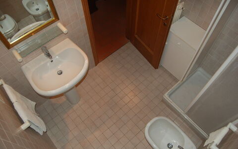 Appartamento Beatrice: Toilet, Tile, Property, Floor, Bathroom, Room, Hardwood, Toilet Seat, Plumbing Fixture, Bidet