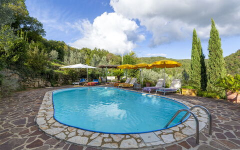 Bigiolo a Melazzano: Water, Cloud, Plant, Sky, Swimming Pool, Azure, Tree, Body Of Water, Leisure, Outdoor Furniture