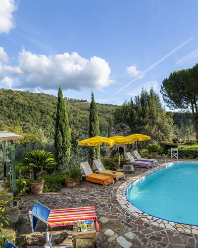 Bigiolo a Melazzano: Water, Cloud, Plant, Sky, Property, Swimming Pool, Nature, Chair, Tree, Outdoor Furniture