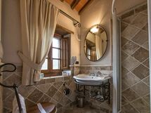 Accommodation:&nbsp;Camera 8