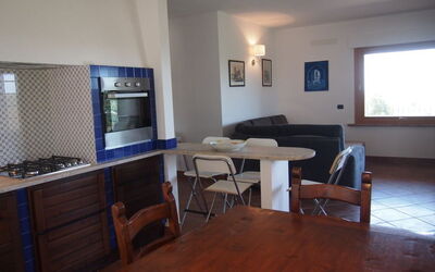 ampio soggiorno con cucina in tipico stile toscano