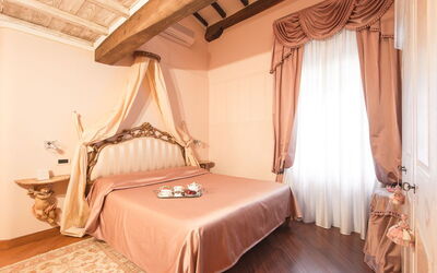 Accommodation:&nbsp;Camelia