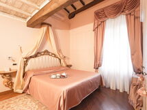 Accommodation:&nbsp;Camelia