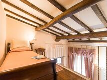 Accommodation:&nbsp;Camelia