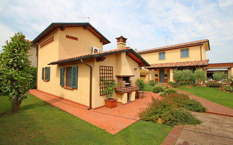 Casa Daniela: Residential Area, Roof, House, Home, Shrub, Garden, Estate, Cottage, Hacienda, Landscaping