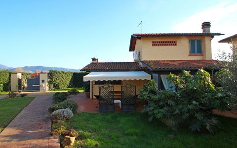 Casa Daniela: Roof, Residential Area, Shrub, House, Home, Garden, Cottage, Hacienda, Estate