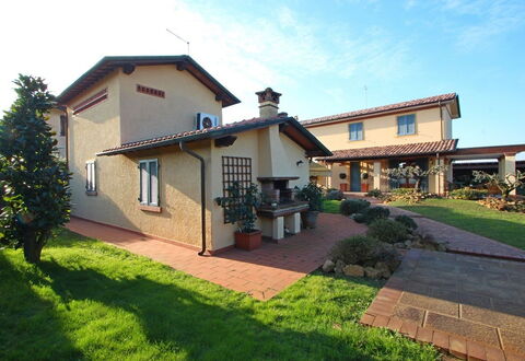 Casa Daniela: Residential Area, House, Roof, Shrub, Home, Garden, Estate, Hacienda, Landscaping, Yard