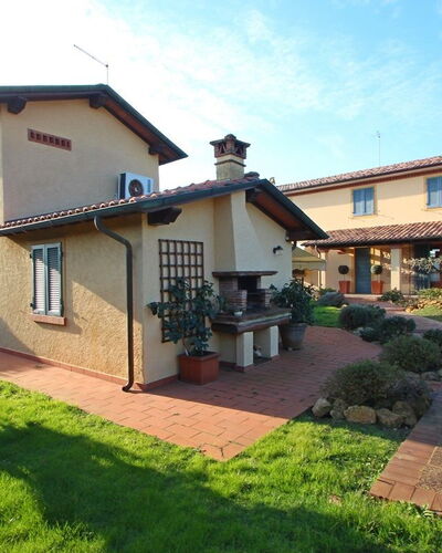 Casa Daniela: Residential Area, House, Roof, Shrub, Home, Garden, Estate, Hacienda, Landscaping, Yard