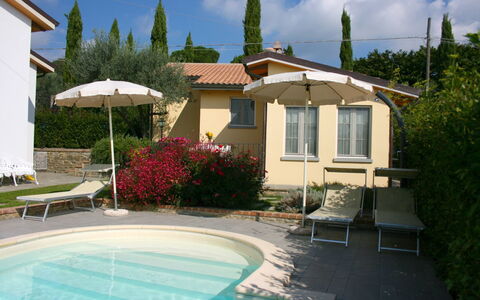 Casina Paradiso: Cloud, Plant, Water, Sky, Building, Furniture, Property, Window, Chair, Tree
