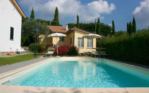 Casina Paradiso: Water, Sky, Cloud, Plant, Building, Property, Window, Swimming Pool, Azure, Tree