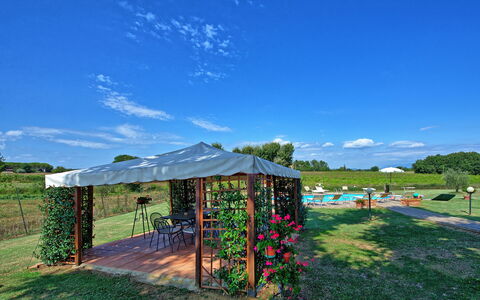 Casa Catia: Sky, Shade, Rural Area, Tree, Real Estate, Grass, House, Canopy, Building, Cloud