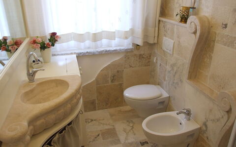 Appartamento - Le Finestre: Bathroom, Property, Floor, Room, Toilet, Toilet Seat, Interior Design, Wall, Tap, Tile